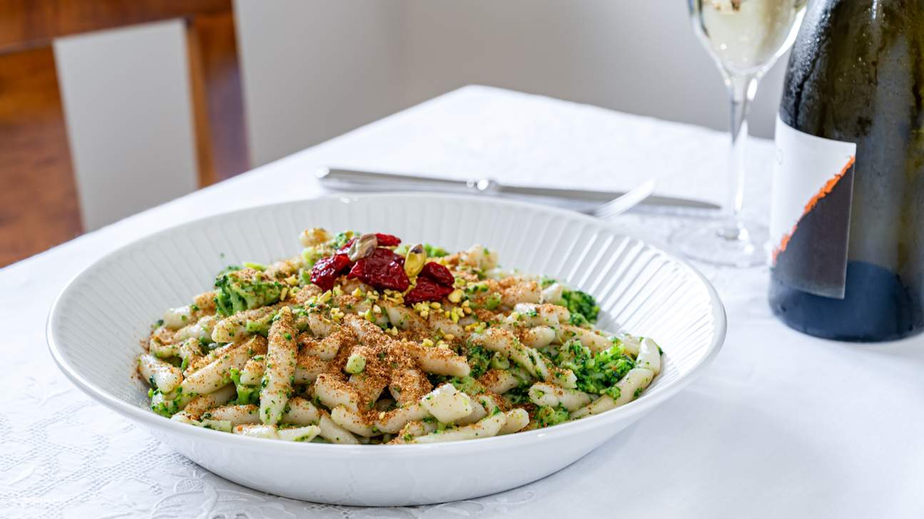 Geniessen Sie frische Cavatelli, knackiges Gemüse und knusprige Brotkrumen für einen wahrhaft italienischen Genuss
