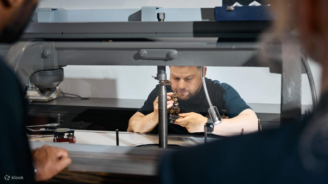 Nikmati Royal Coster Diamond Tour gratis dan saksikan seni memotong dan memoles berlian