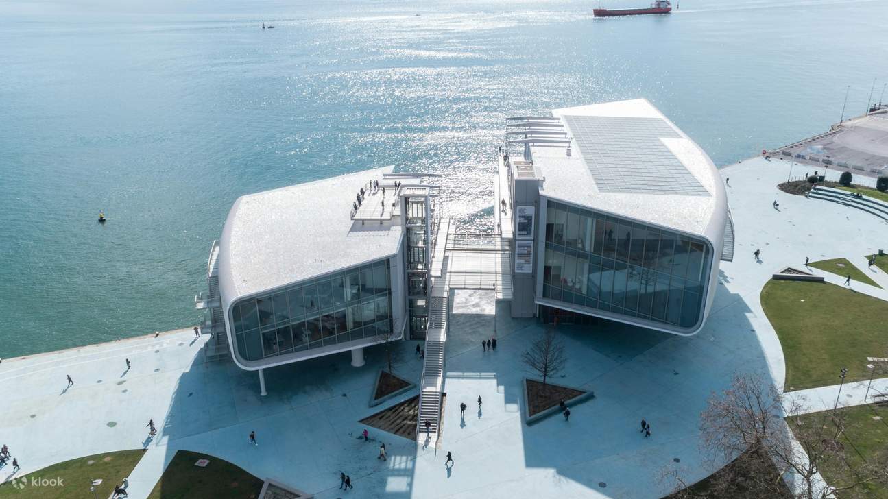 Pasee por galerías llenas de luz que exhiben obras de artistas del siglo XX y artistas emergentes.