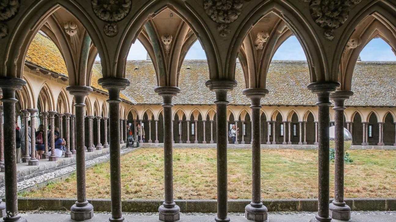 モン・サン・ミシェルでゴシック様式の大修道院を見学したり、のんびりと散策したり、湾の景色を眺めたり、地元の特産品を味わったりする冒険に出かけましょう。