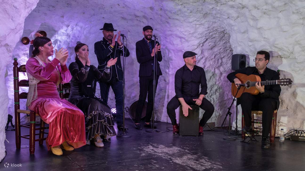 Không gian hang động quyến rũ tạo nên sân khấu hoàn hảo cho một đêm flamenco khó quên