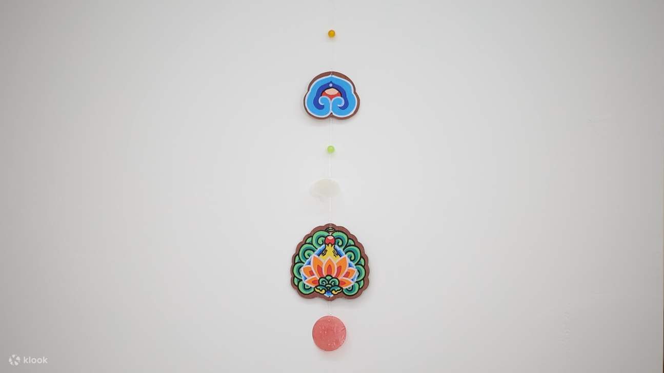 韓國丹青彩繪手機掛飾手作套裝
親手製作手機掛飾，以韓國宮殿和寺廟中常見的傳統丹青色彩圖案裝飾。