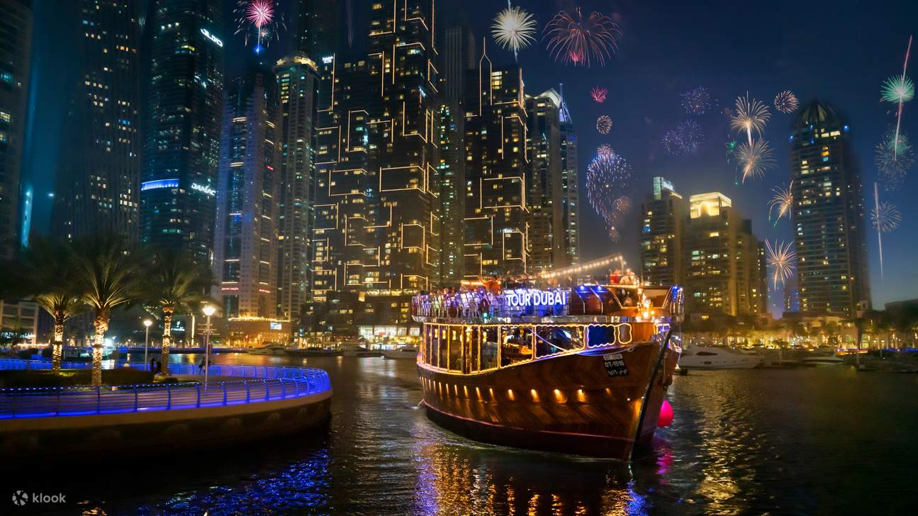 ドバイ・フェスティバル・シティ (Dubai Festival City) の花火が夜空を彩り、歓喜に包まれる様子をご覧ください。