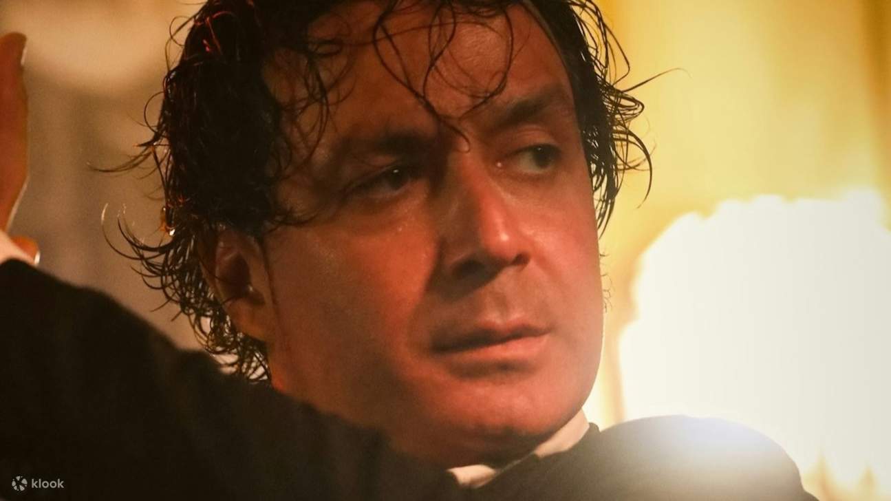 Penari berputar dengan emosi, menawan hati tarian flamenco tradisional