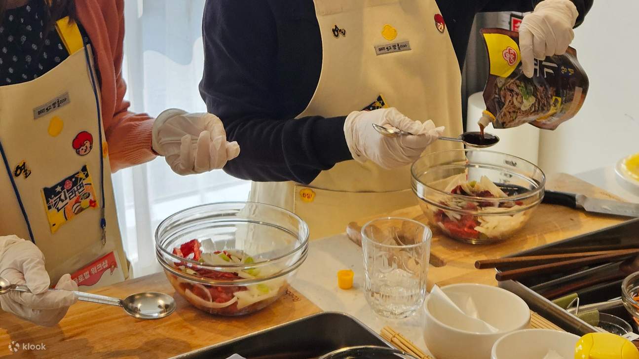 Kelas diadakan dalam bahasa Inggeris dan Cina, jadi anda boleh fokus dengan selesa pada masakan dan budaya makanan Korea tanpa halangan bahasa.