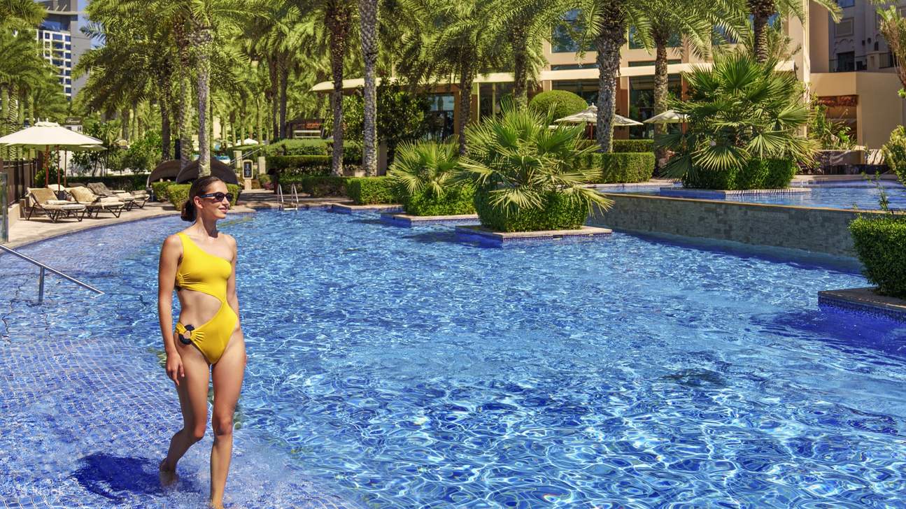 Tận hưởng làn nước mát lạnh tại hồ bơi tuyệt đẹp, được bao quanh bởi không gian thư giãn và giải trí đích thực