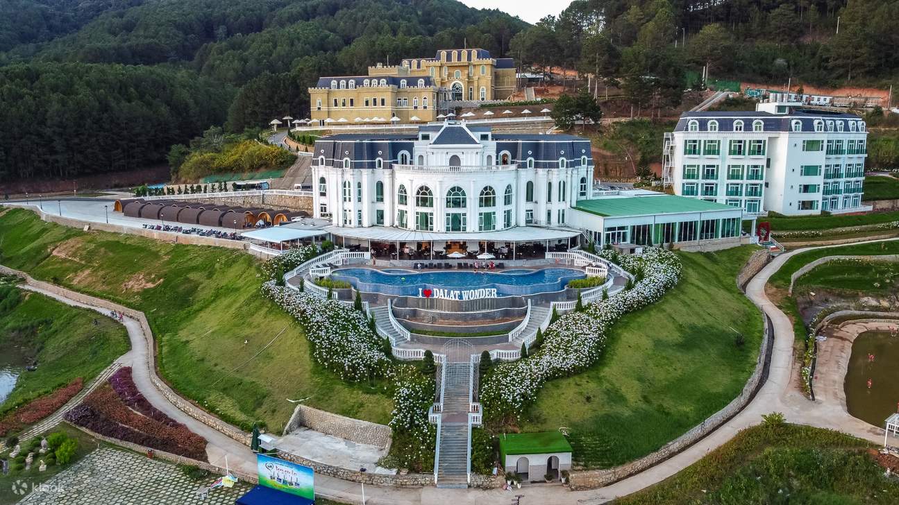 Located inside Dalat Wonder Resort, Dalat Wonderland is the amusement parks with lots of attractions and games which suitable for both young generations and families. 