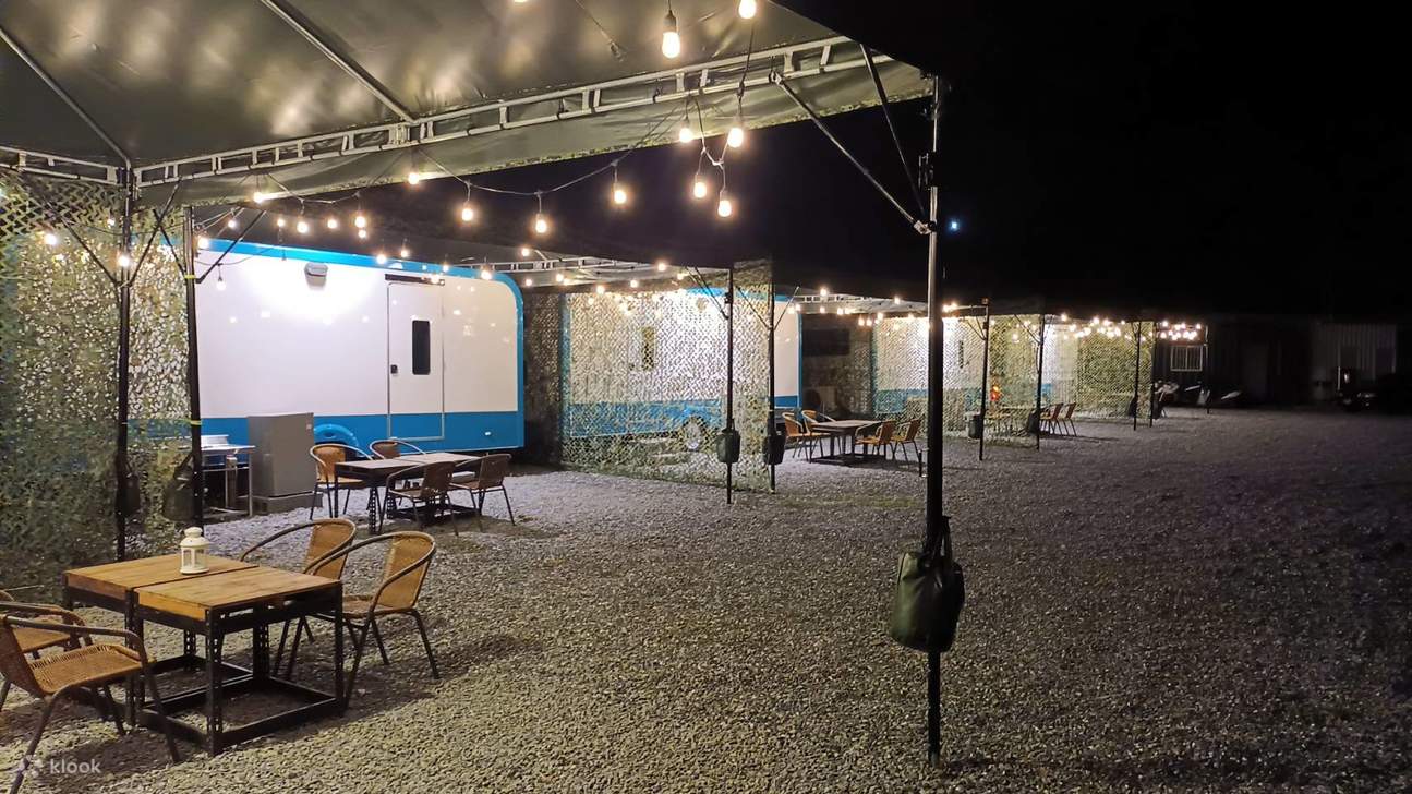 Pusat Perkemahan dengan Karavan Matahari Terbit di Pantai Timur: Area Perkemahan Malam Hari