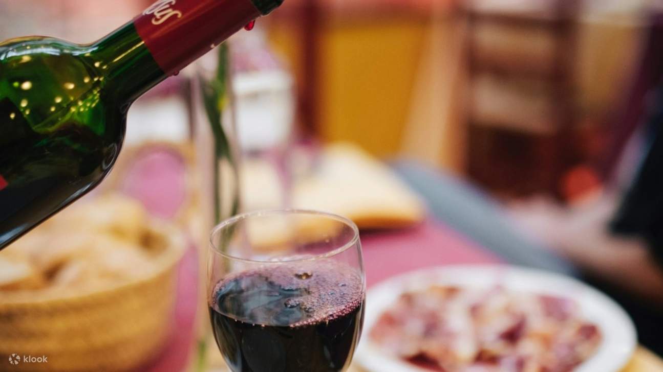 Nhấm nháp rượu vang Tây Ban Nha và thưởng thức các món ăn đích thực trong khi chiêm ngưỡng điệu nhảy flamenco đầy mê hoặc ngay trước mắt bạn