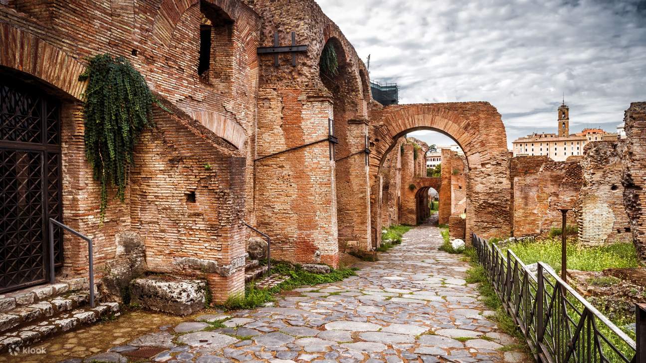 漫步於古羅馬廣場的古老小徑，彷彿回到過去