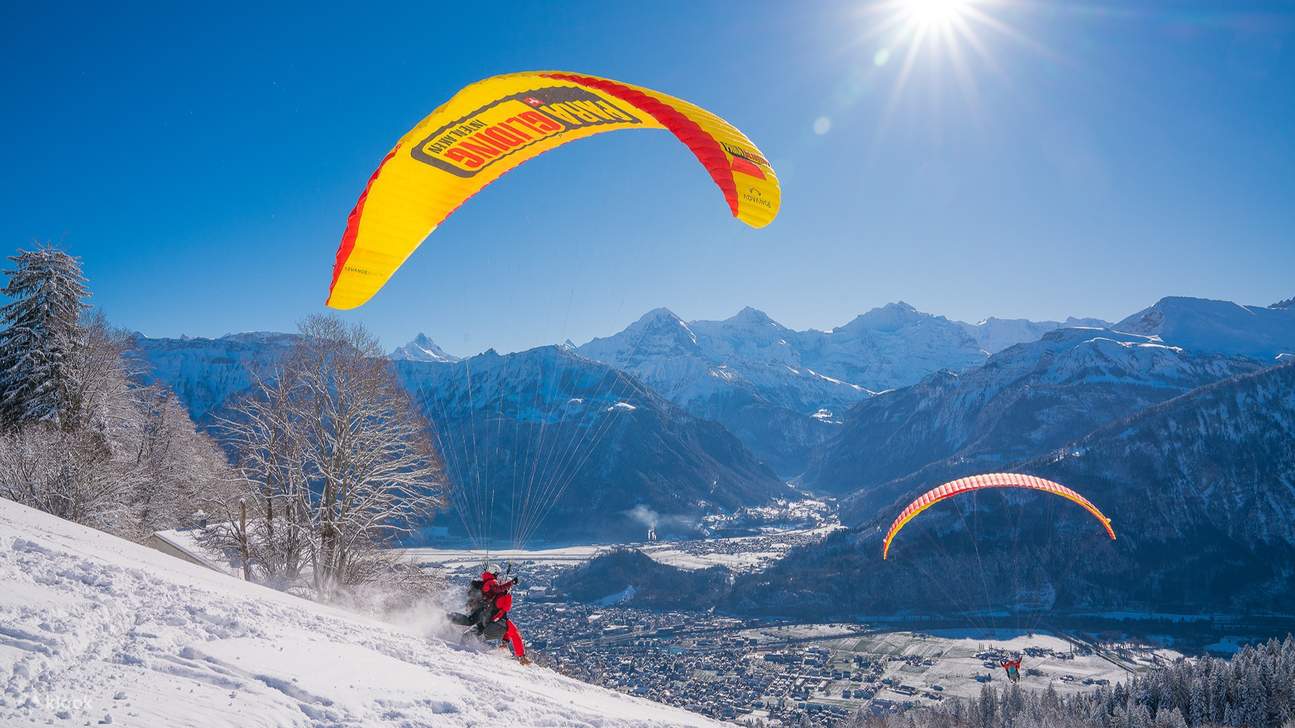 从苏黎世出发，在因特拉肯体验双人滑翔伞