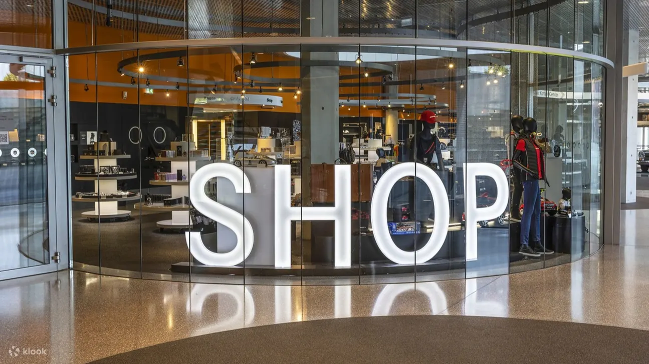 在梅赛德斯奔驰专卖店停留，结束您的旅程