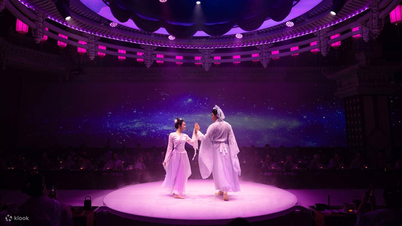 Нанкинский поэтический банкет (иммерсивная историческая обстановка + выставка старинной поэзии и музыки + поэтическое пение во время банкета + сезонные свежие ингредиенты, приготовленные с душой + возможность примерить старинные костюмы)