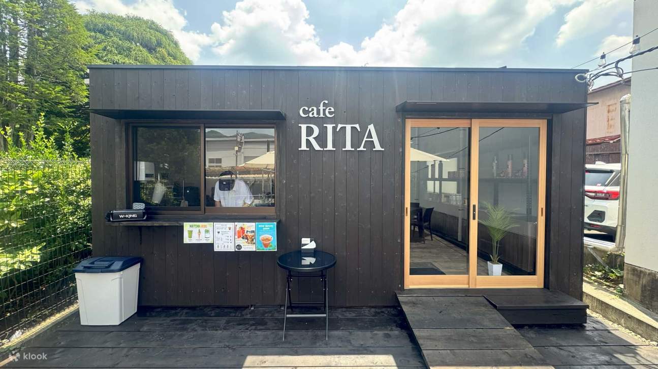 Terletak di kaki Gunung Fuji, berdekatan dengan tempat pemandangan popular, menjadikannya tempat yang sesuai untuk berehat dan menambah tenaga semasa dalam perjalanan.