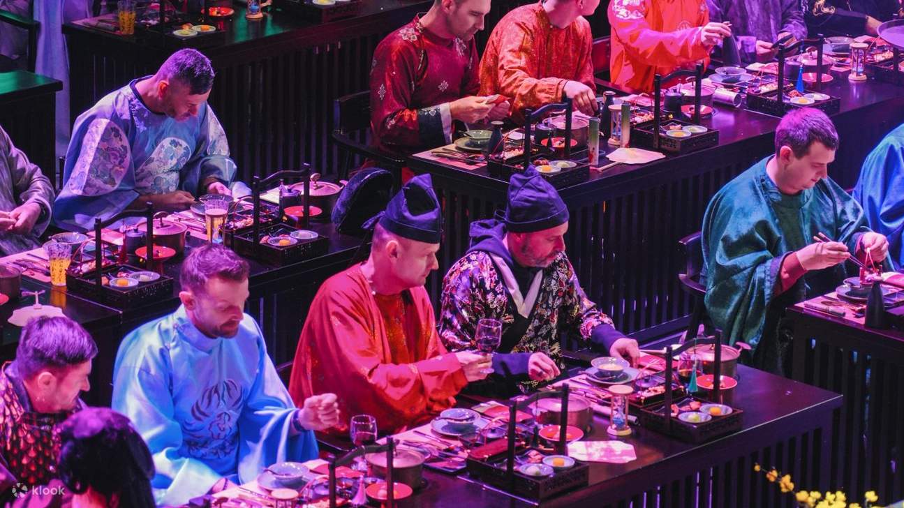 外國賓客體驗漢服精緻妝造享受古代羣臣的快樂，穿越千年的味覺之旅從這裏開始。