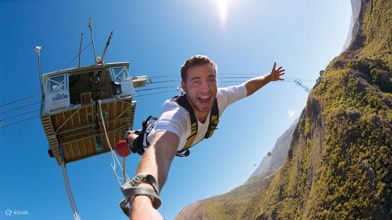 Homme sautant du AJ Hackett Nevis Bungy Jump