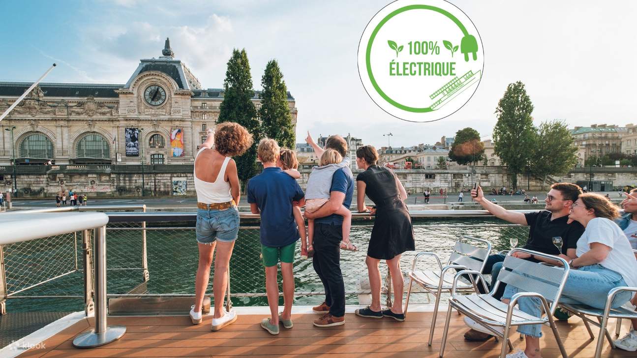 Jalin keakraban keluarga sambil memecahkan petunjuk sejarah saat berlayar melewati monumen-monumen Paris