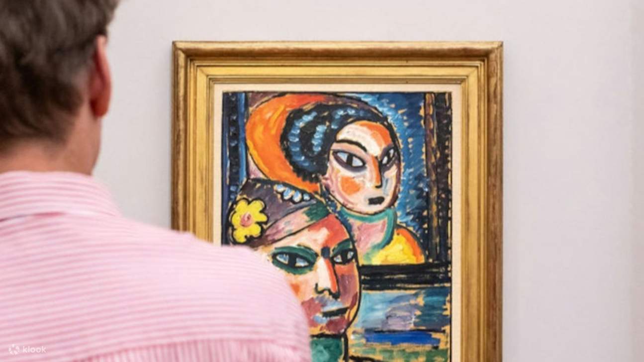 Rasakan perjalanan tak terlupakan menjelajahi karya-karya yang menggugah pikiran dalam suasana yang menawan