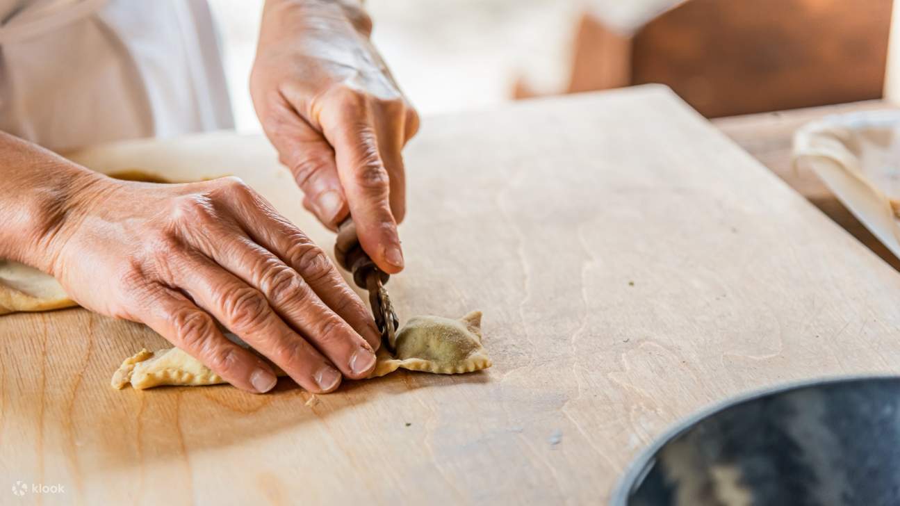 Fettuccine appena tagliate adagiate sul tagliere, pronte per la pentola
