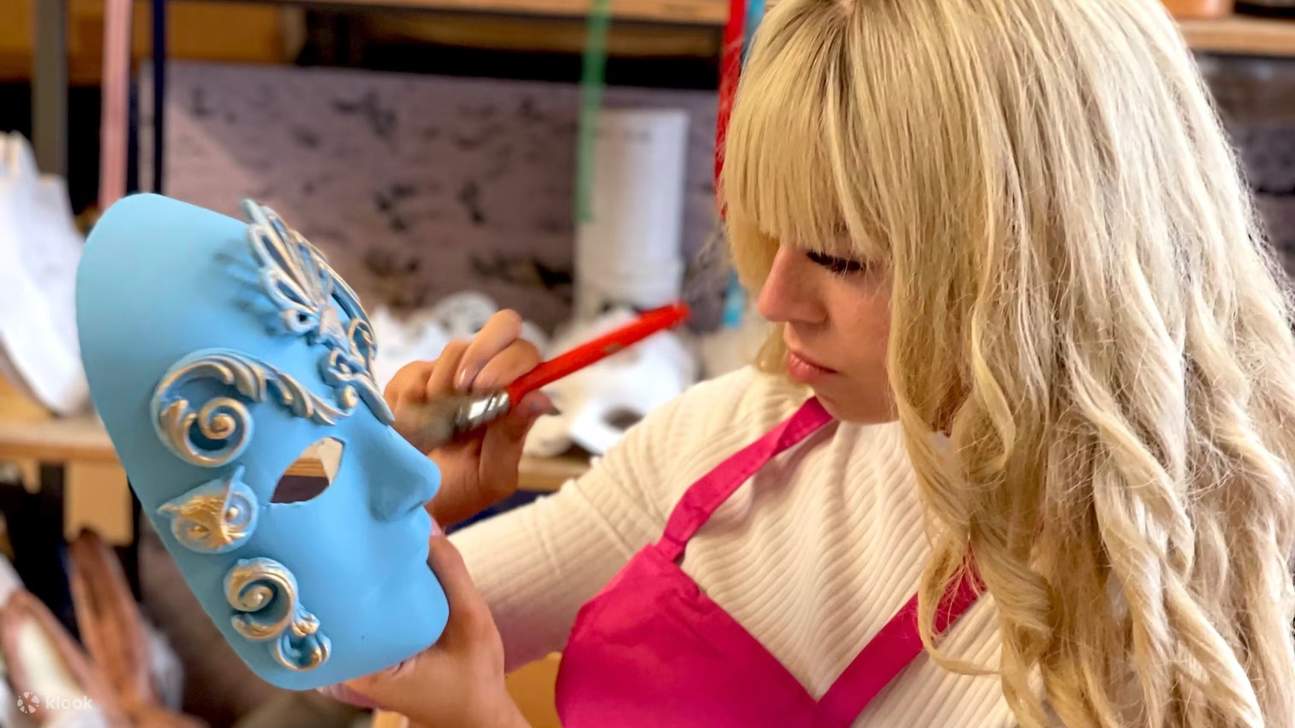 Workshop membuat topeng Venesia di Venesia