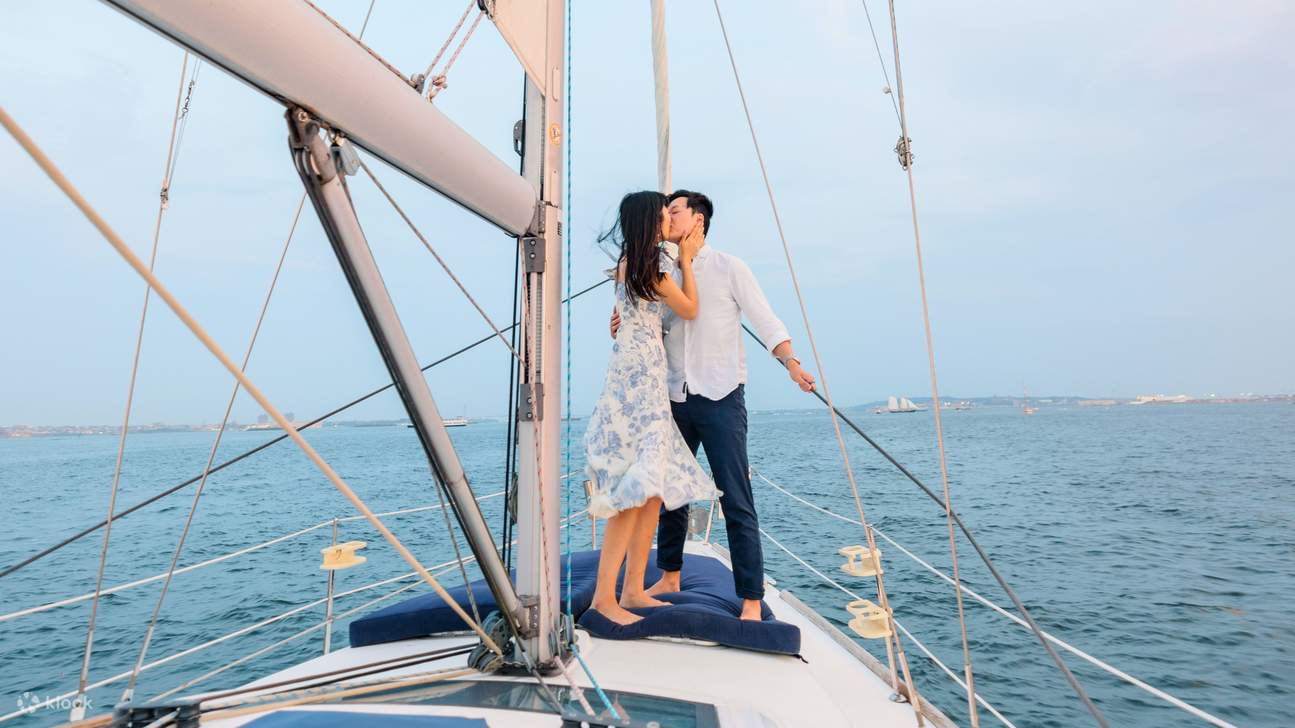 Manjakan pasangan anda dengan pelayaran bot NYC yang ajaib, sesuai untuk berdua