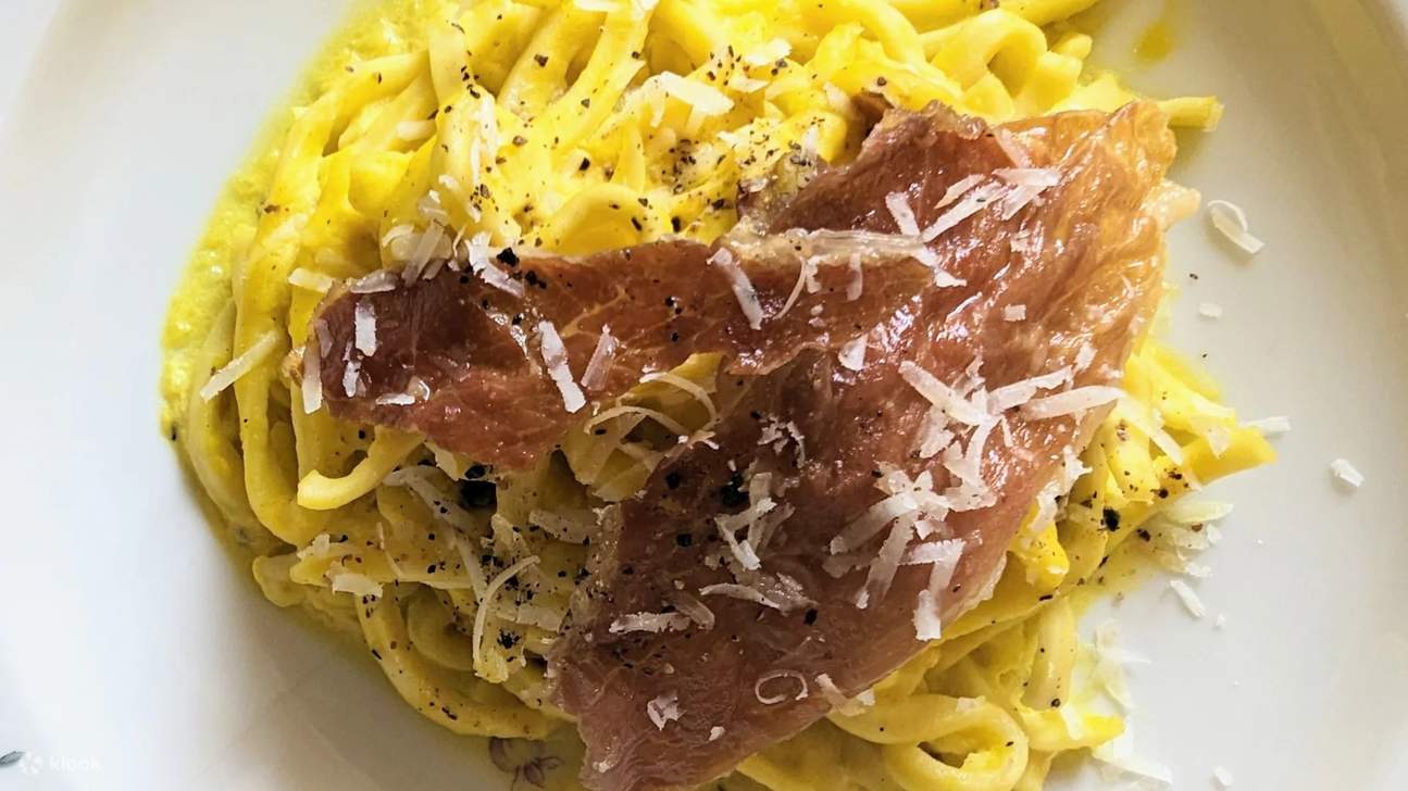 Seidig, reichhaltig und unwiderstehlich römisch – diese Carbonara ist ein Meisterwerk der Einfachheit!
