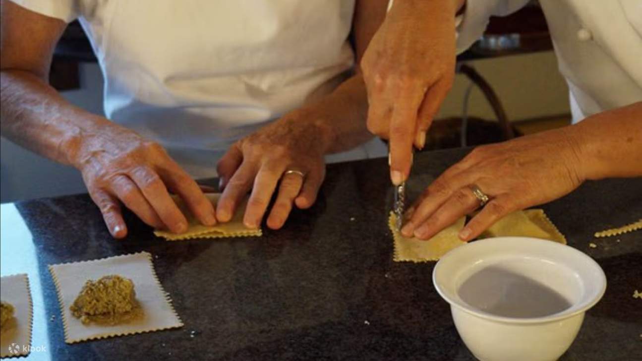 베네치아의 풍미를 담아 신선한 재료로 속을 채우고 소스를 곁들인 라비올리를 만들어 보세요.