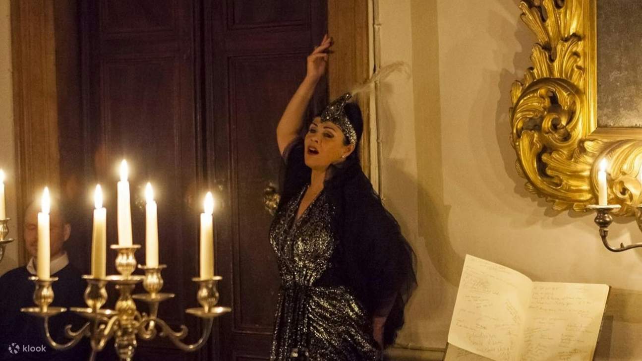 在威尼斯一座历史悠久的宫殿里，烛光下上演着一场戏剧性的歌剧
