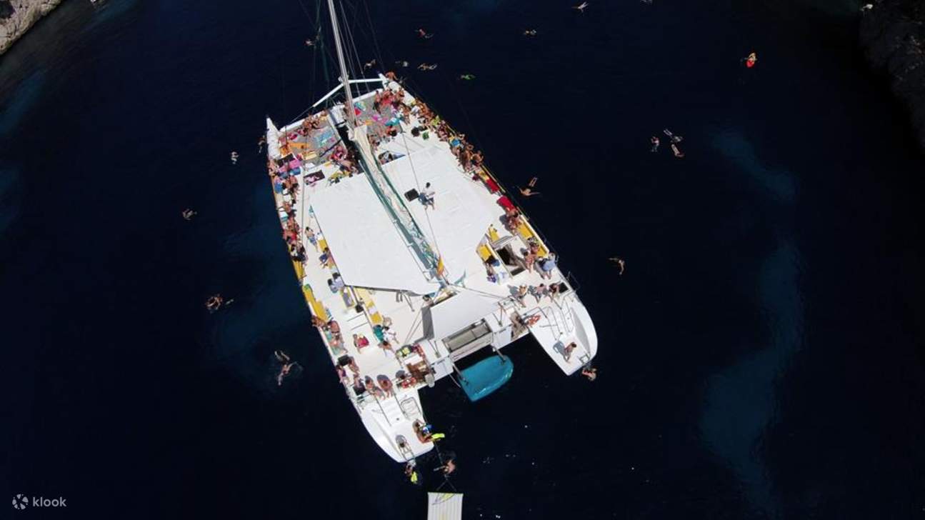 Rasakan kebahagiaan sejati di mana perairan yang tenang dan cakrawala indah bertemu dalam harmoni