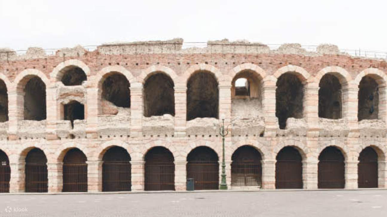 Entra nella storia all'Arena di Verona, dove le antiche pietre riecheggiano le intramontabili rappresentazioni romane