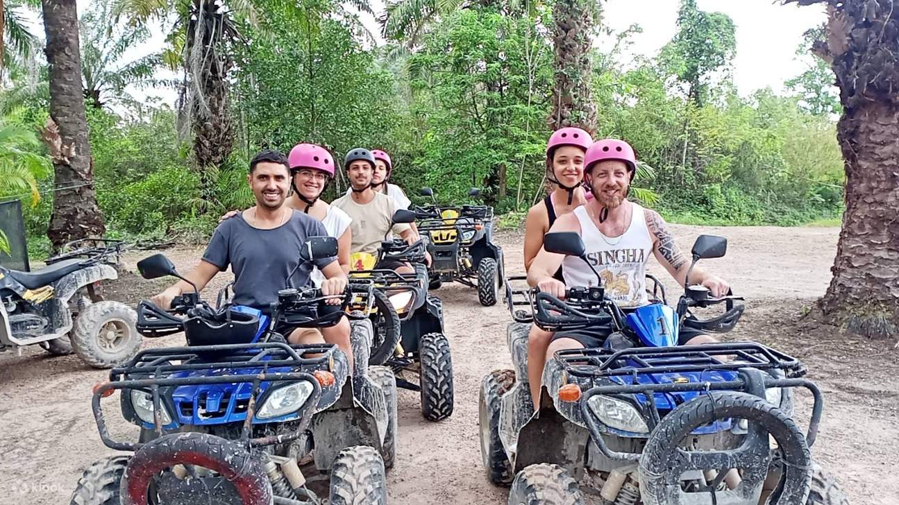 Un grupo de amigos se divierten con el ATV.