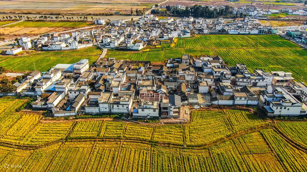 喜洲鎮の中心部にある四方街は、店舗に囲まれた小さな広場です。ここには石造りの牌坊が立っており、近年建てられた「文明坊」と呼ばれています。この場所にあった元の牌坊は「題名坊」と呼ばれ、明代にこの町から何人かの進士が出た後に建てられました。当時は科挙で功績を挙げた村民は誰でも自分の名前を刻むことができました。