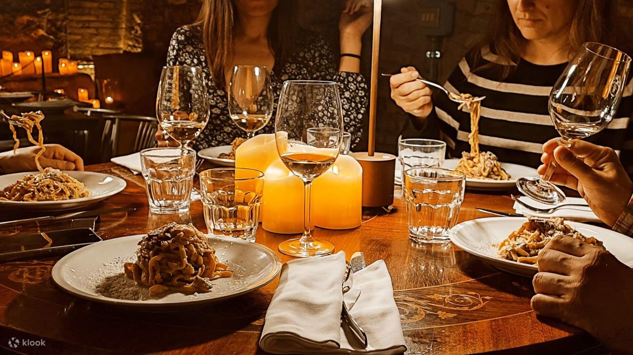 Degustazione di vini a lume di candela con cena in un'antica grotta romana