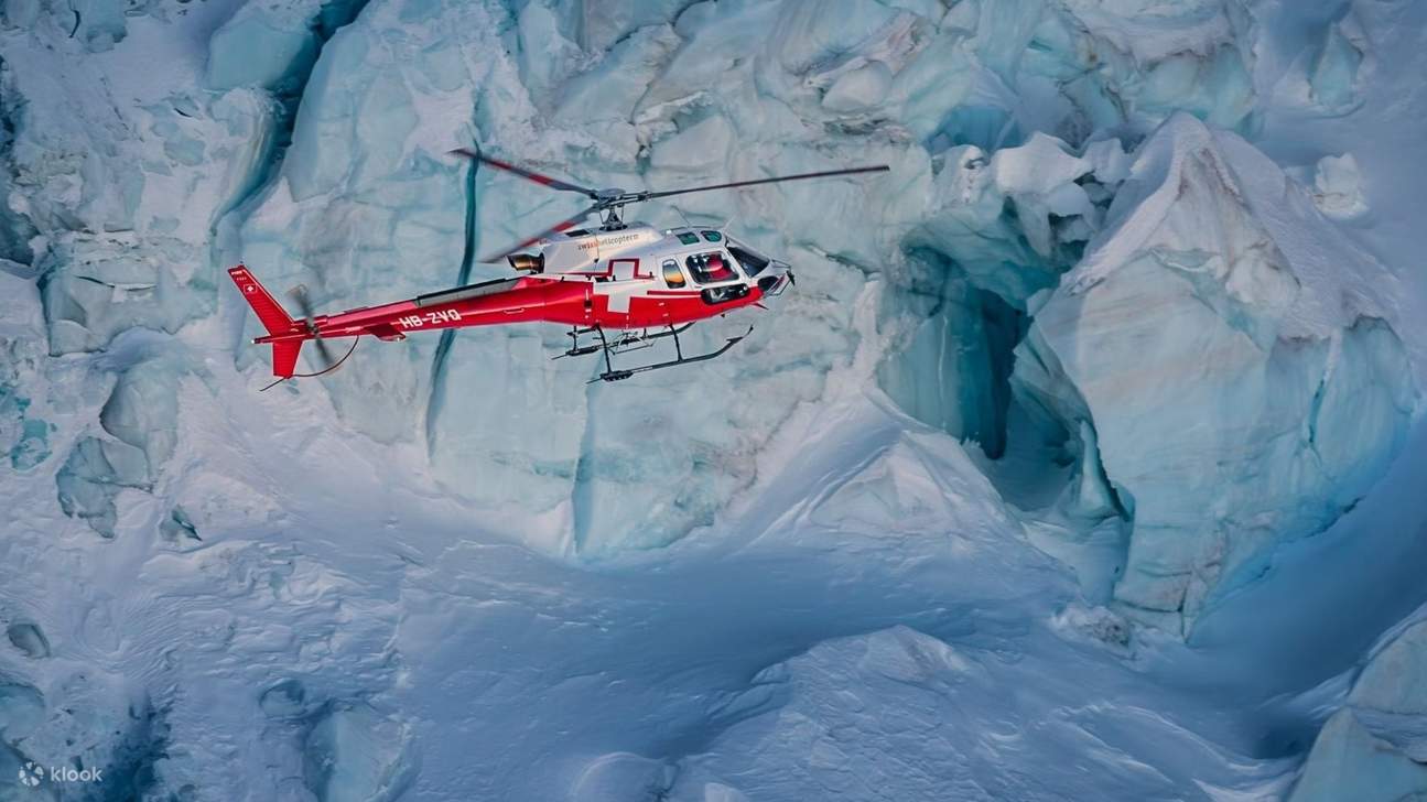 Vistas infinitas del glaciar se despliegan a continuación durante esta inolvidable experiencia de vuelo de montaña.