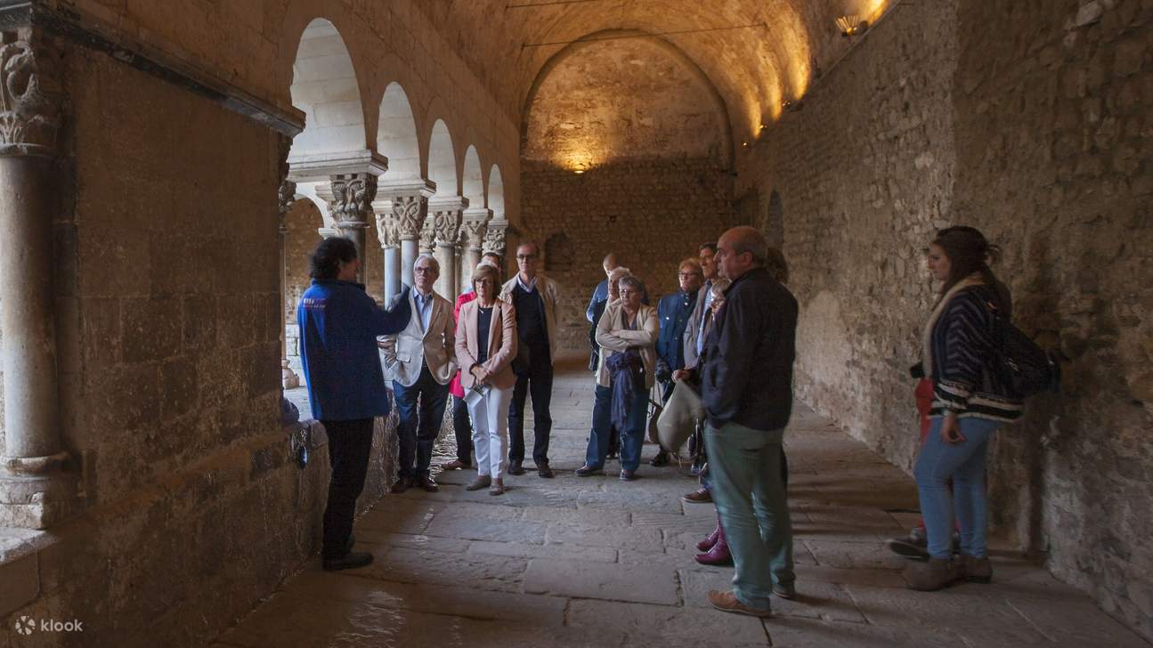 Descubra siglos de patrimonio de la mano de un guía experto dentro de los impresionantes salones del monasterio