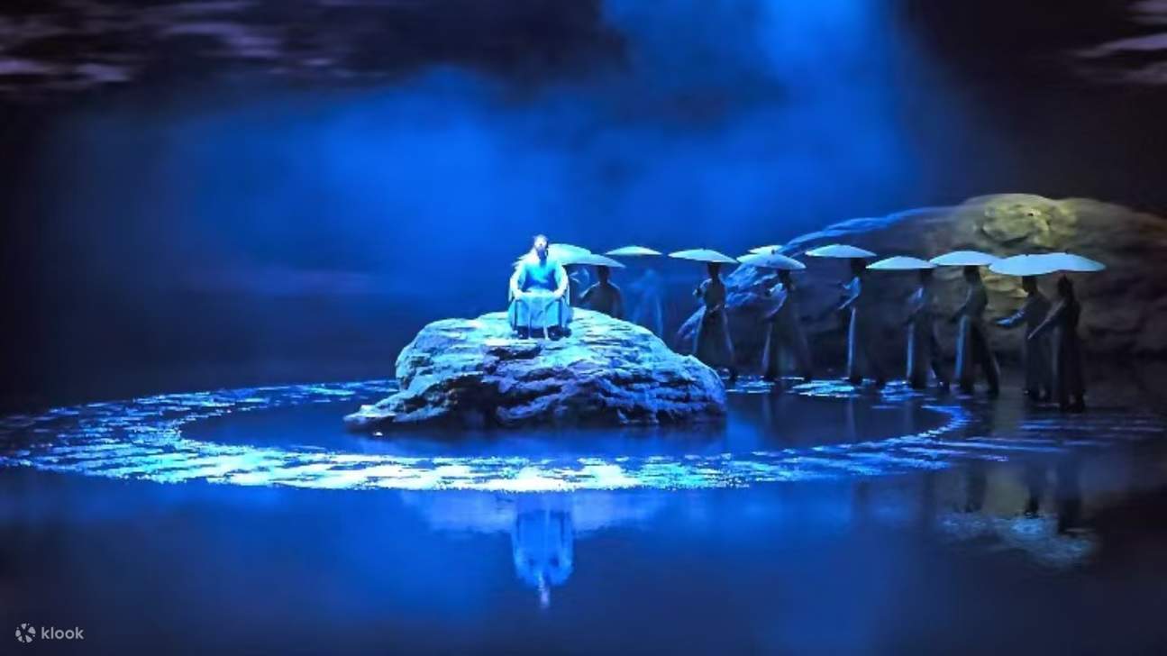 La noche tiñe las ropas de tela, bajo la lluvia sobre las rocas, la silueta de Zhu Xi se hunde en las frías aguas, sentado en silencio como un pino.