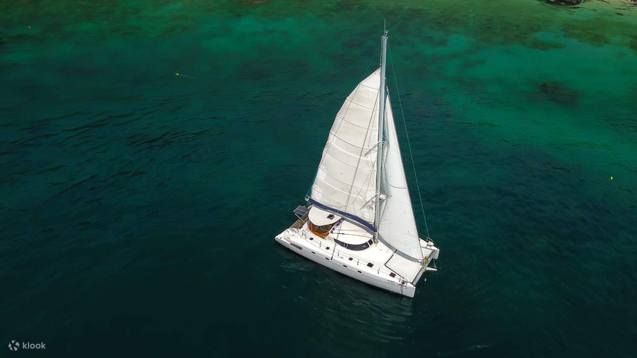 Kapasiti 1 - 20 penumpang untuk Akula Catamaran