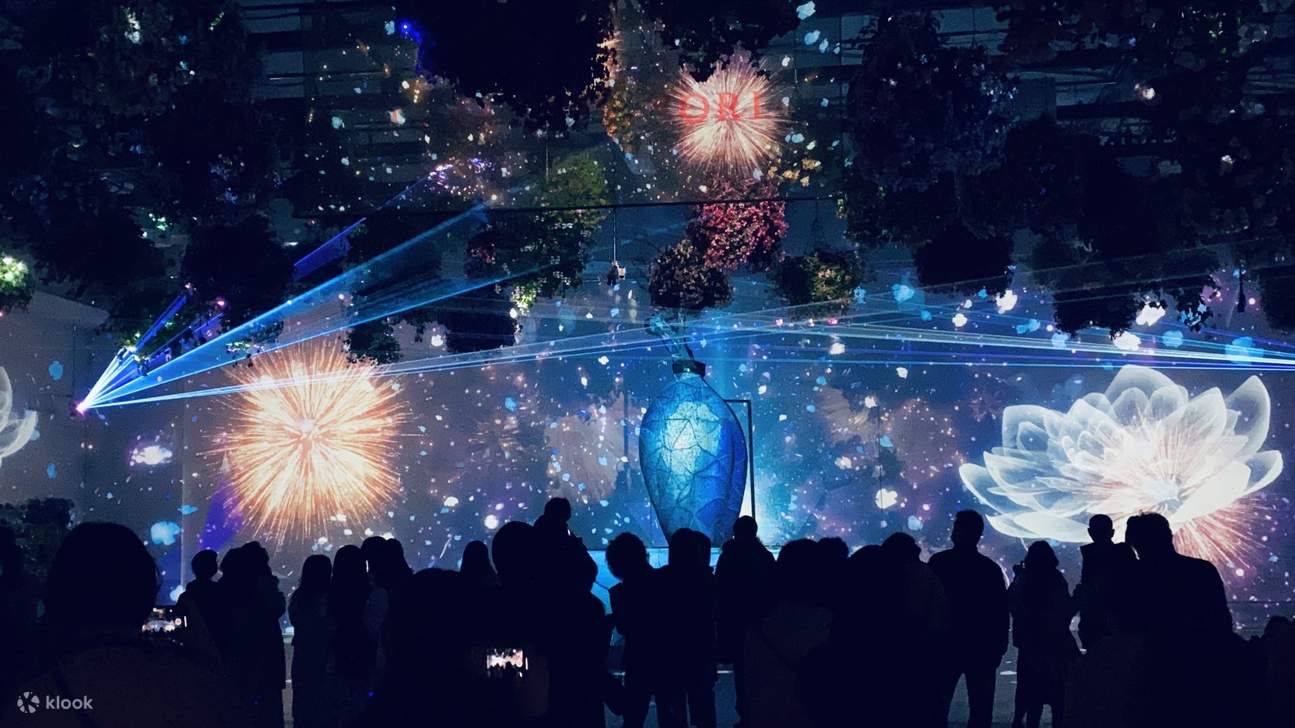 Un spectacle à fins multiples de fleurs et d'art numérique