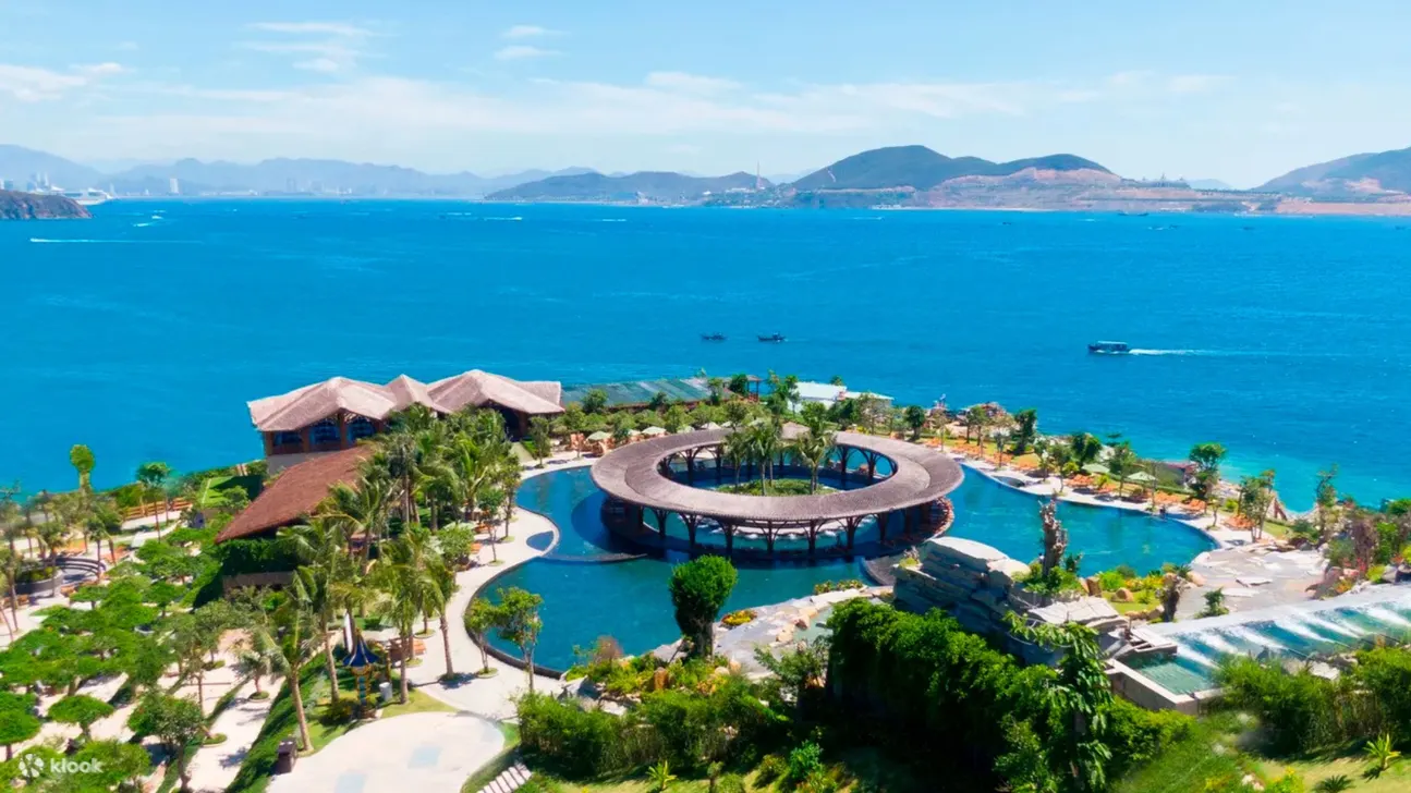 Inspired by the terrace architecture, the Hon Tam SeaMud was designed in an open space of over 16,000 meter square with a great offer of various service options set available around a regulating pool in green premises which certainly create the most enjoy