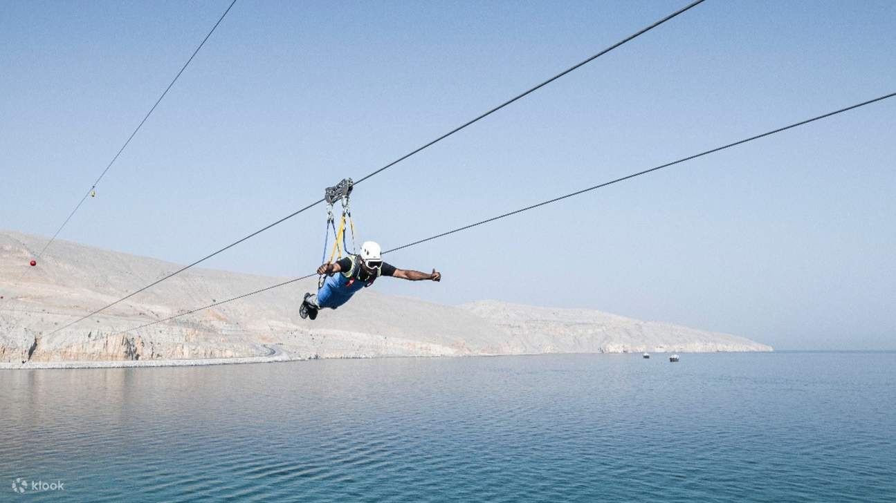 Rasakan sensasi terbang di atas perairan berwarna pirus—kebebasan tidak pernah terlihat sekeren ini!