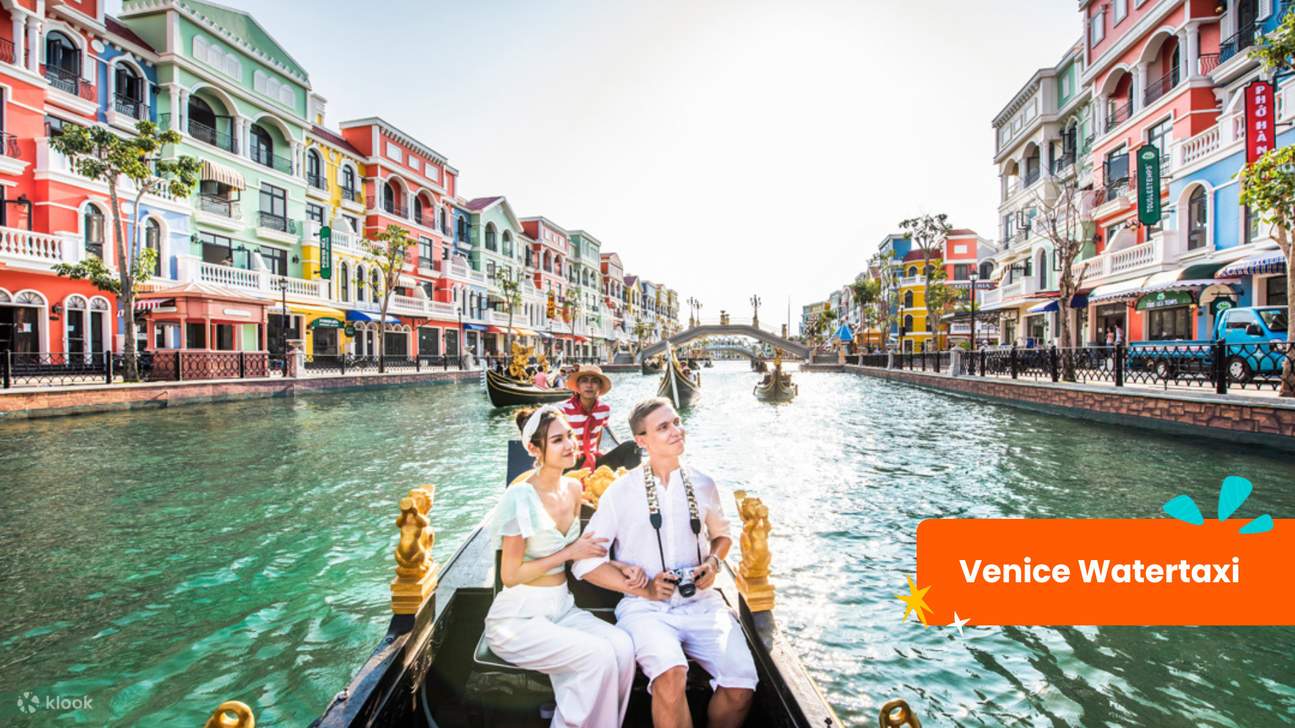 Raih kesempatan untuk merasakan naik perahu di sepanjang kanal, yang mengingatkan pada kanal-kanal di Venesia