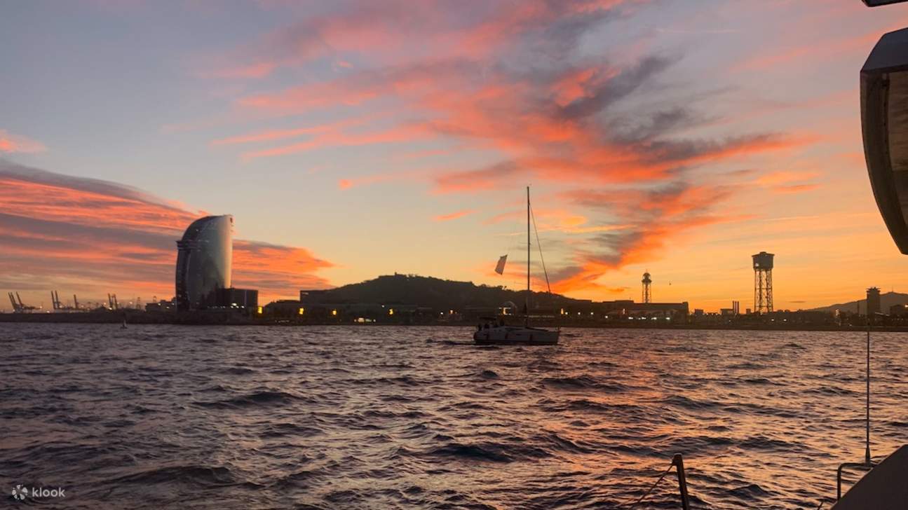 Crociera in catamarano al tramonto con bevande a Barcellona