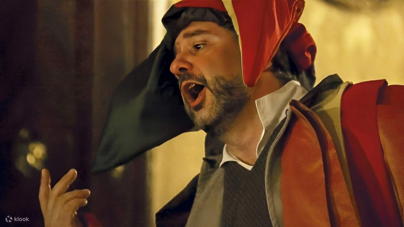 宫廷歌剧中，一位充满活力的角色身着盛装，演唱了一首气势磅礴的咏叹调