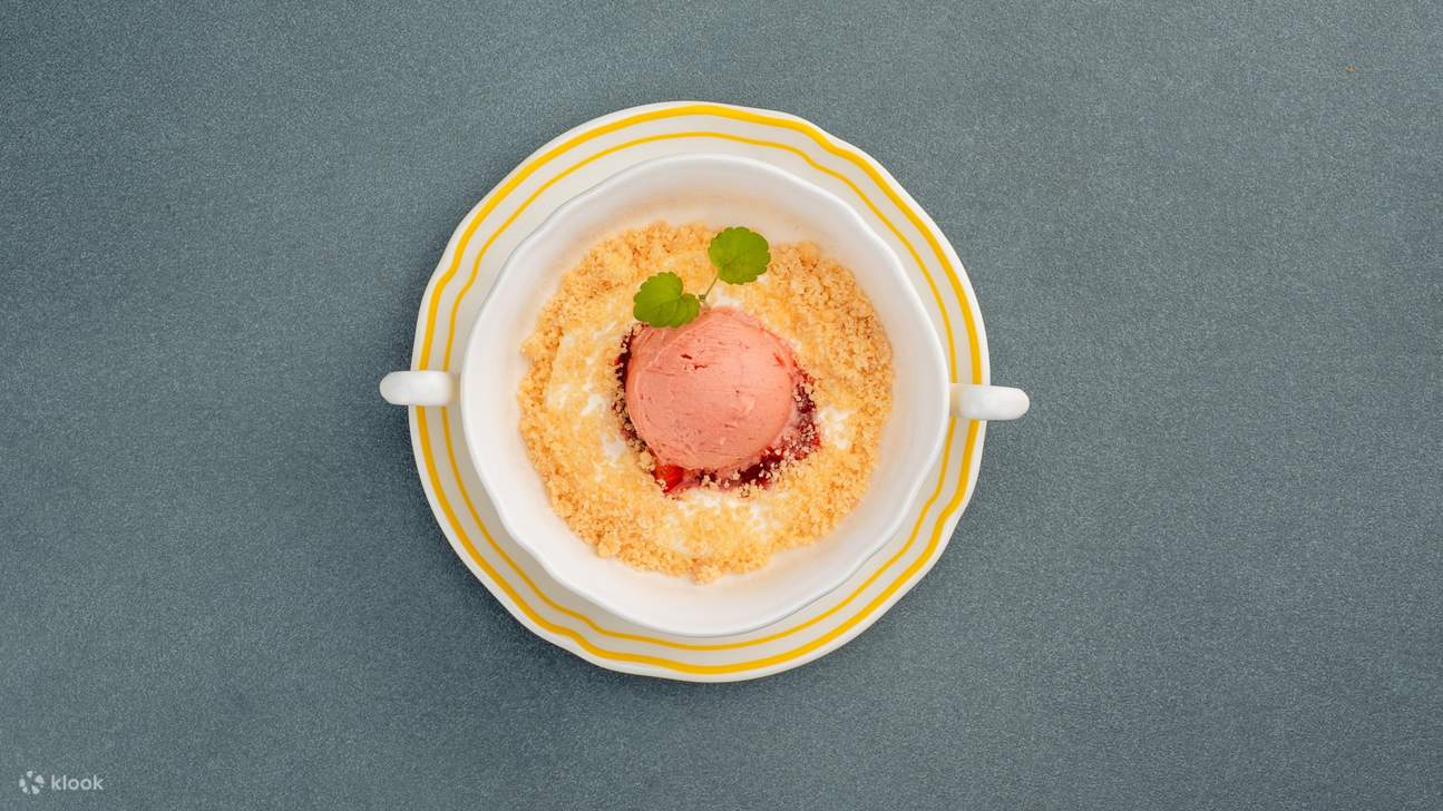 Sos lemon-yuzu yang diputar di atas aiskrim mascarpone, dihiasi dengan serbuk mentega masin