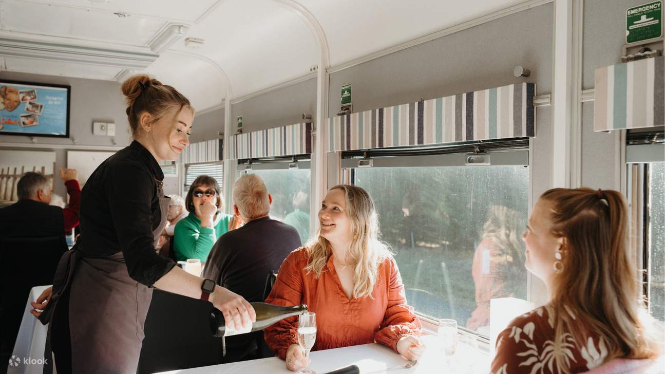 Layanan ramah di gerbong makan sosial.