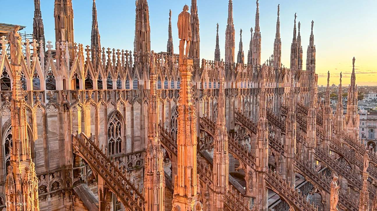 La lumière dorée du soleil se reflète sur l'architecture complexe, mettant magnifiquement en valeur les détails étonnants et ornementés du Duomo.
