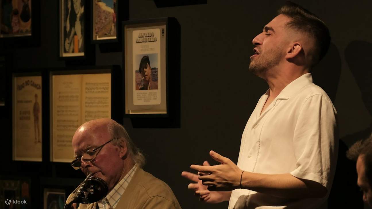 Một màn trình diễn mạnh mẽ của các nghệ sĩ Fado tài năng, nắm bắt được bản chất của truyền thống