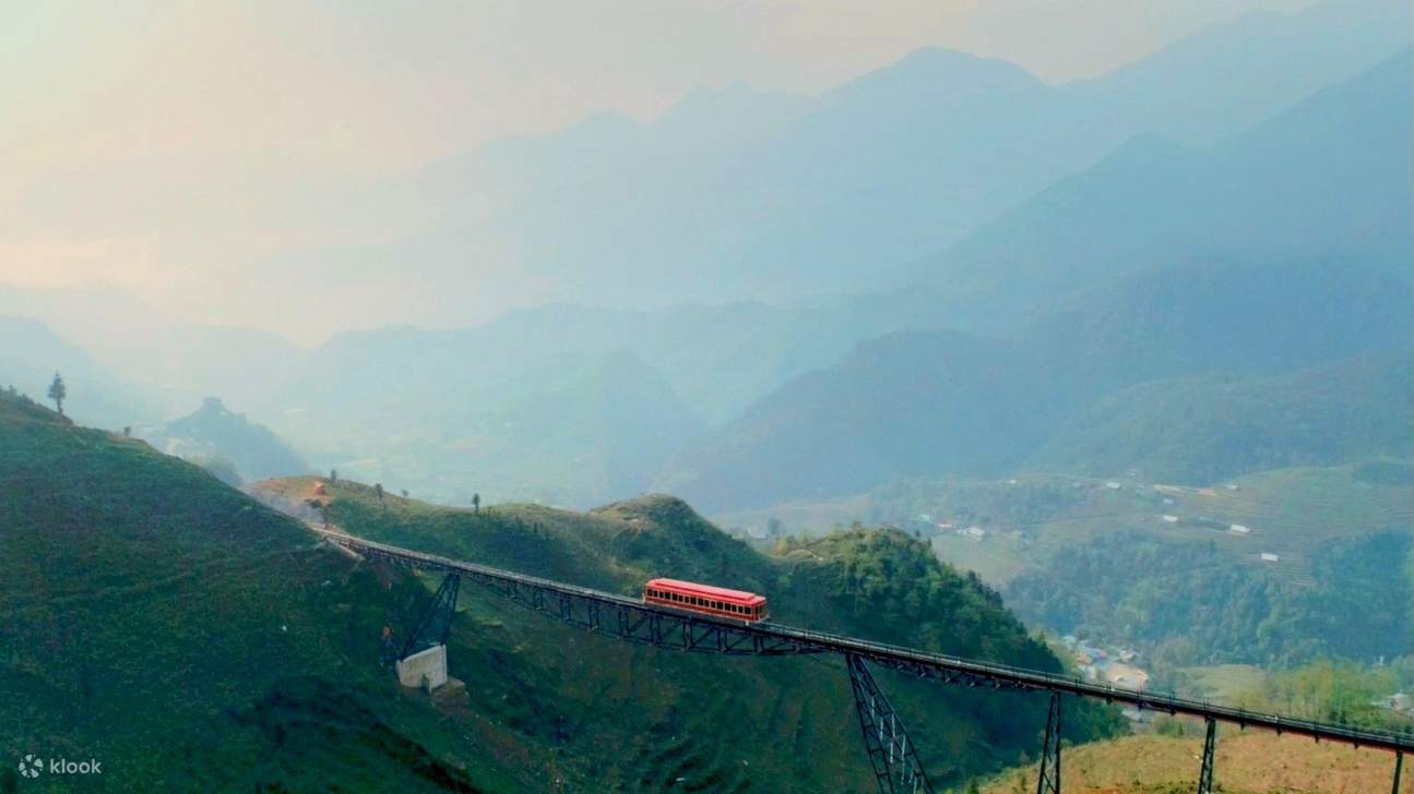 Kereta melewati Muong Hoa Valley