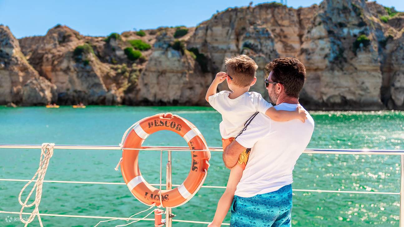 Segeln Sie durch kristallklares Wasser, umgeben von atemberaubenden Ausblicken und endloser Küstenschönheit.