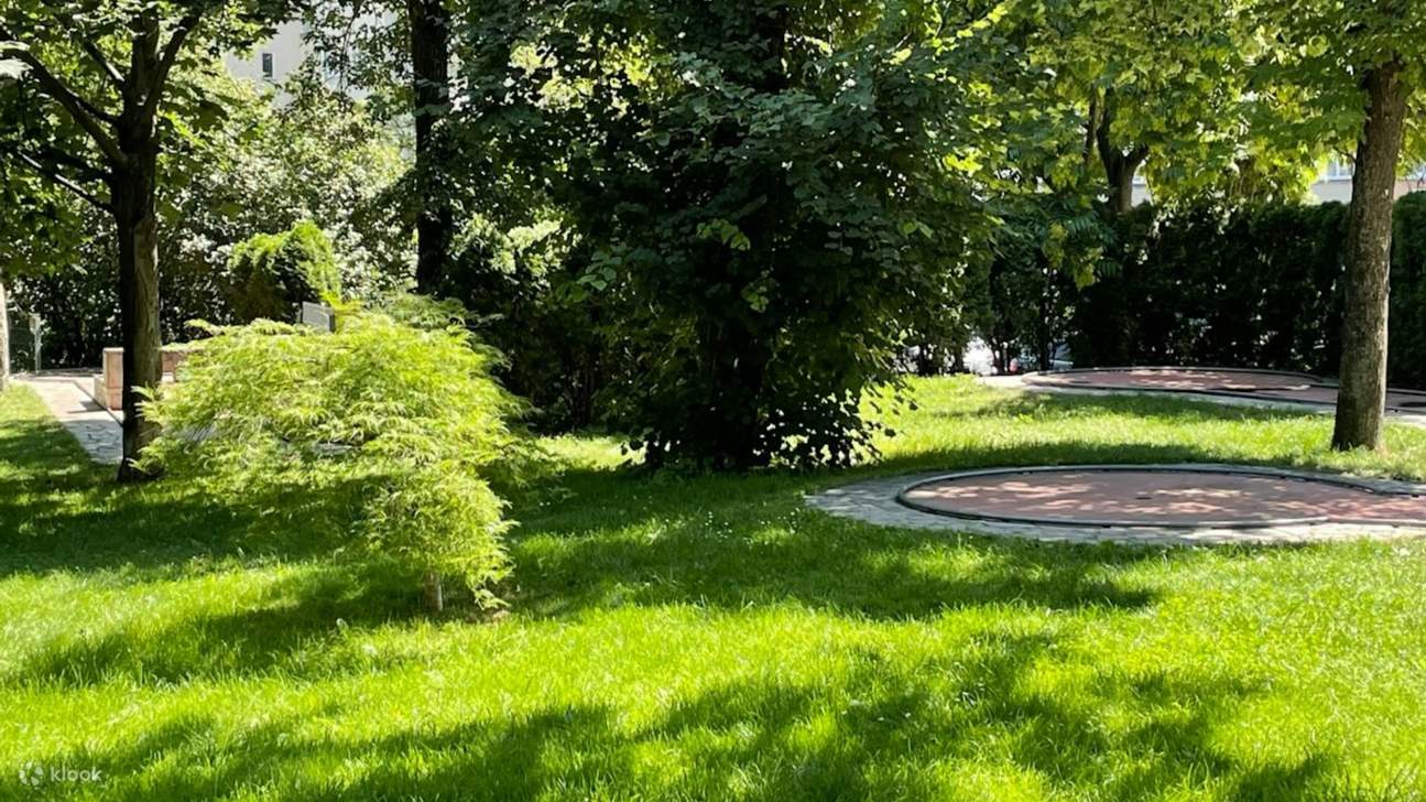 Trải nghiệm mini golf dưới Tháp Truyền Hình Zizkov